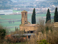 El campanar i l'església romànica de Sant Jaume de Viladrover des del Pla de l'Estalviada