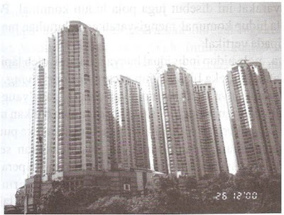 Apartemen Taman Anggrek, Jakarta. Tempat tinggal masyarakat kelas atas dirancang secara individual dan artifisial (penulis, 2000)