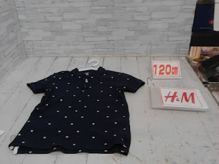 中古品　子供服　120㎝　ブラック×ホワイト　ドット　半袖ポロシャツ　298円