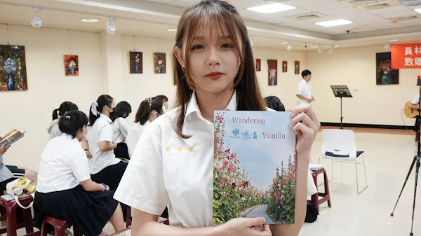 ▲員林高中3年16班語文班畢業生黃佳鳳表示，班上編輯這本刊物，是為了要推廣員林的觀光，讓國外的旅客透過我們翻譯的這本《樂遊·員》刊物，可以更加認識這裡與探索這個地方。（記者林明佑攝）