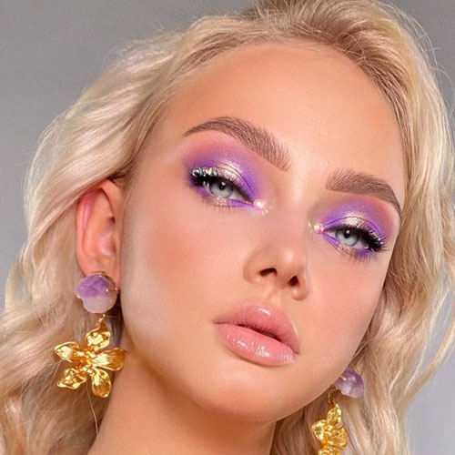 Maquillaje luminoso en violeta y dorado