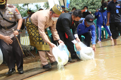 Pertahankan Kearifan Lokal, Herman Deru Tebar Puluhan Ribu Benih Ikan di Sungai Rawas