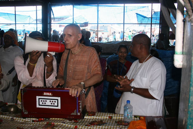 Sankarshan Das Leads the Hare Krishna Kirtan, Suva Market, Fiji