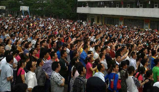 Greve na maior fábrica de tênis do mundo em Dongguan, China.