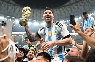 أعلن ميسي اعتزاله كرة القدم الدولية بعد فوزه بكأس العالم.