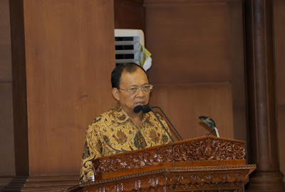 Gubernur Koster Sampaikan Jawaban Raperda Perubahan APBD TA 2018