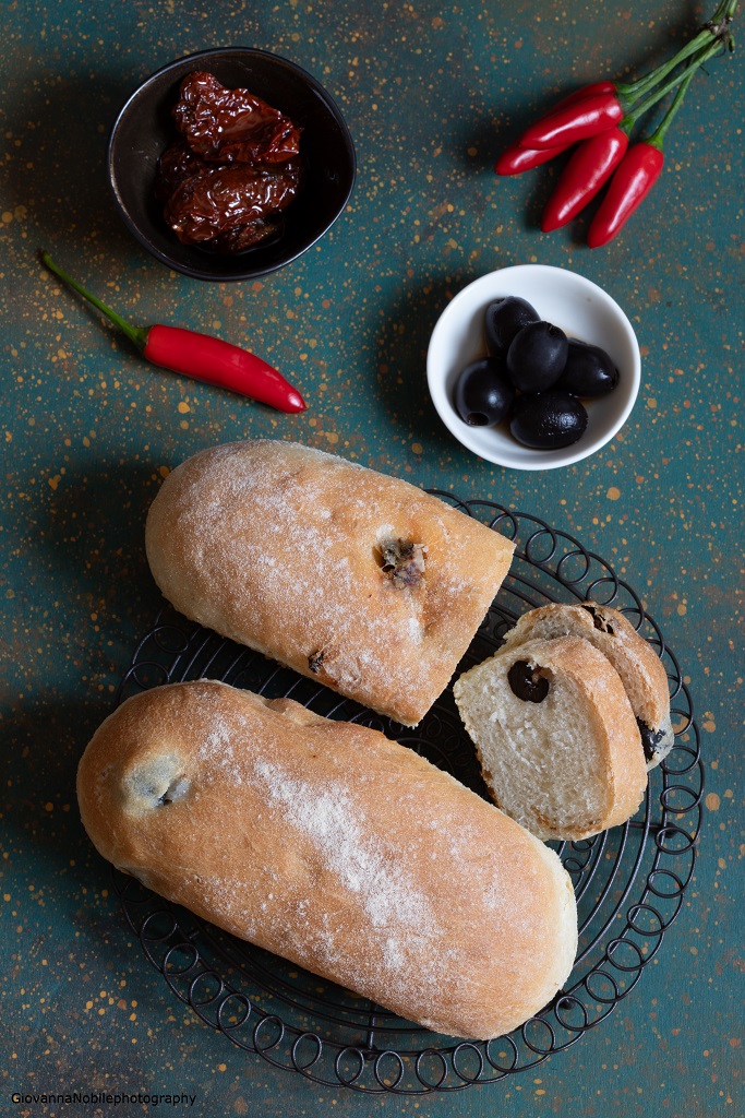 Baguette con pomodori secchi, olive e semi di finocchio