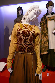Florence Pugh Outlaw King Elizabeth de Burgh costume