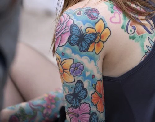 Tatuaje de mariquita con mariposas