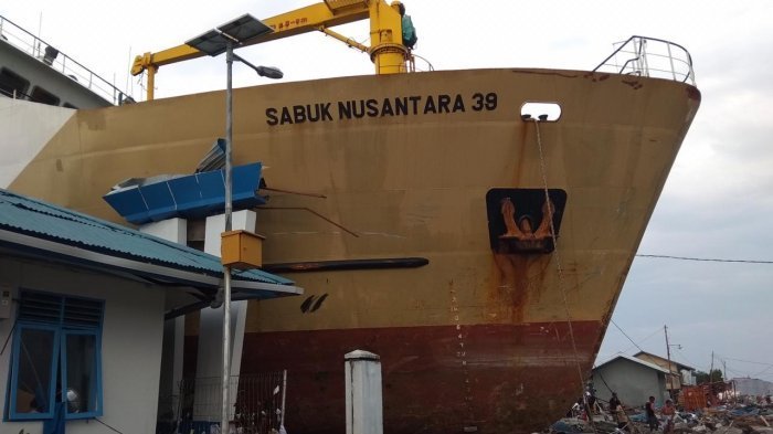 AGEN BANDARQ - Dahsyatnya Tsunami Palu, Kapal Seberat 500 Ton Diterjang Hingga Terpental ke Atas Pelabuhan 