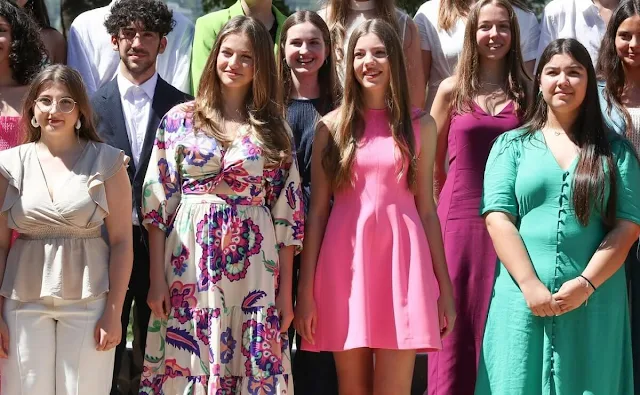 Princess Leonor wore a new printed poplin dress by Zara. Infanta Sofia wore a pink flared dress by Sfera. Queen Letizia