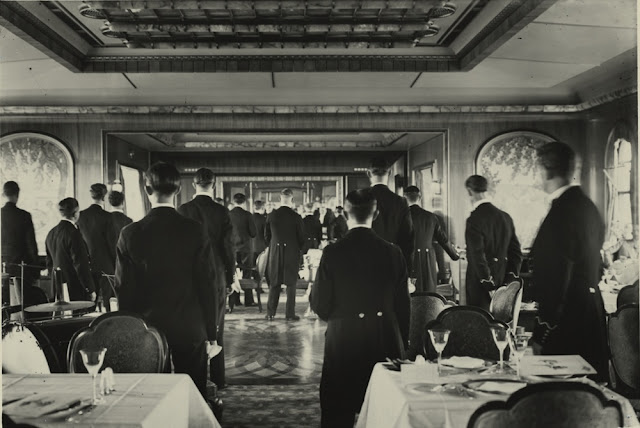 ss / ts BREMEN Sundeck Restaurant, located on the top deck between the funnels, waiters in waiting - courtesy Richard Fleischhut