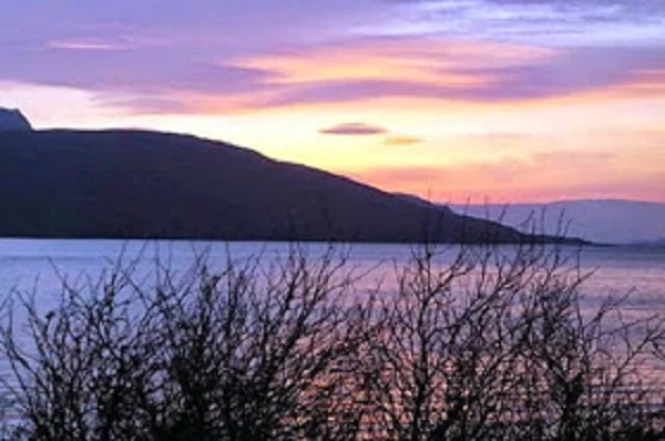 “Αιθέριοι” ιπτάμενοι δίσκοι πιάστηκαν στην κάμερα να αιωρούνται πάνω από την λίμνη του Λοχ Νες στη Σκωτία