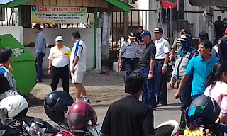 mencari ide menulis di tengah keramaian pasar tradisional