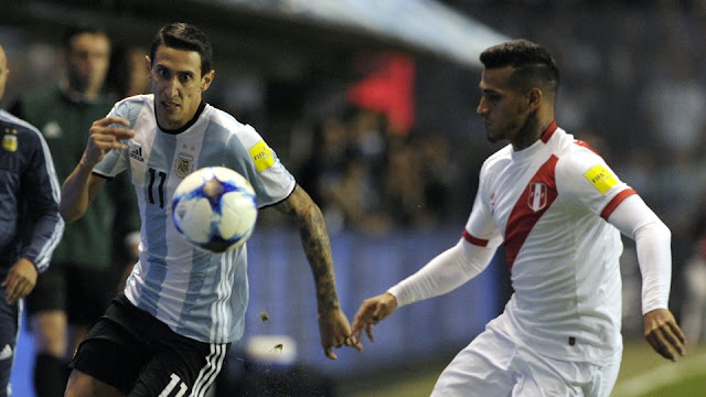 Ángel Di María y Miguel Trauco pelean por un balón en el Argentina vs. Perú