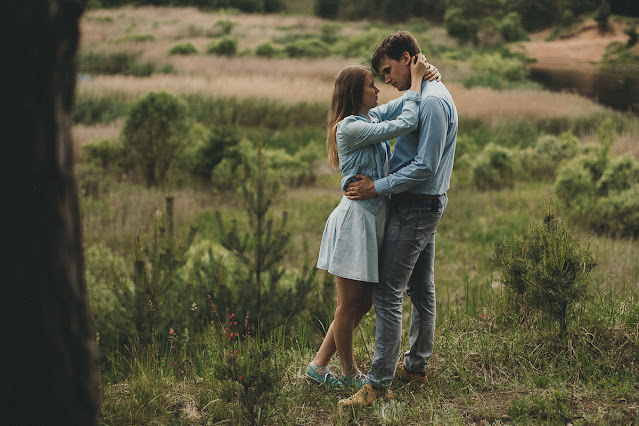 couple romantic poses for photoshoot