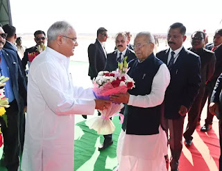 राज्यपाल विश्व भूषण हरिचंदन रायपुर पहुंचे, मुख्यमंत्री भूपेश बघेल ने किया स्वागत