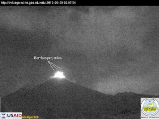 Activité strombolienne sur le volcan Fuego vue de nuit, 28 juin 2015