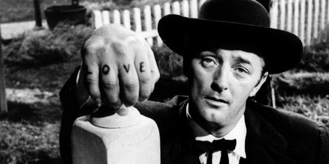 Robert Mitchum, como el falso predicador en La noche del cazador