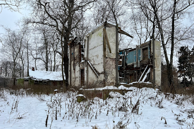 Коробковский сад, заброшенный деревянный дом, руины дома Коробковский сад, заброшенный деревянный дом, руины дома
