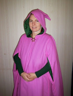 http://evashistoricalcostumes.blogspot.se/p/a-pink-gardecorps-from-c-1300.html