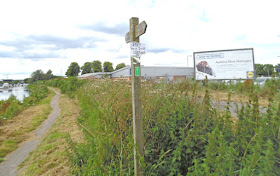 Public footpath beside the Old River Ancholme - picture on Nigel Fisher's Brigg Blog