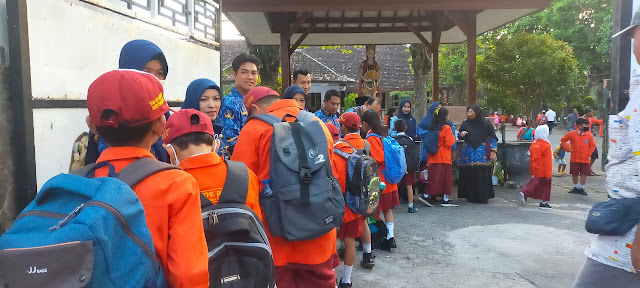 HARI PERTAMA SISWA SISWI MASUK SEKOLAH TAPEL 2023-2024