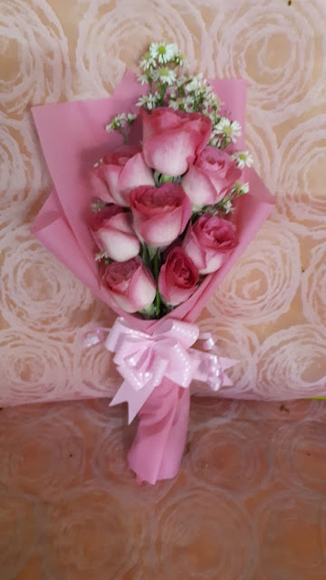 Buket bunga wisuda, hadiah wisuda, hadiah ulang tahun, bunga wisuda murah, bunga mawar fresh, 