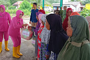Ketua Bhayangkari Cabang PALI, Ny. Hj. Ratna Khairu Nasrudin Mengunjungi Warga Terdampak Korban Banjir Di Dua Desa Dalam Kecamatan Tanah Abang