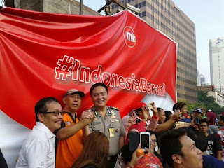 So the object selfie Police Car Free Day in Jakarta