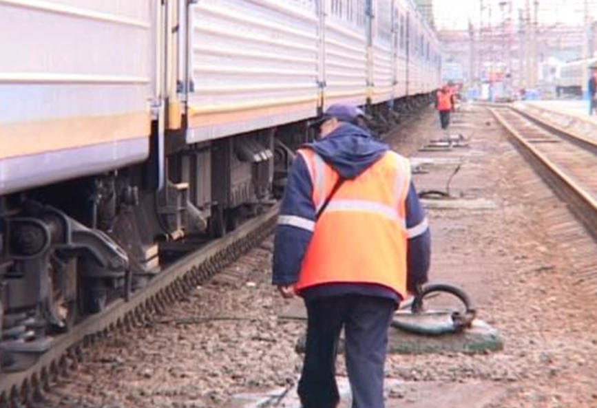 Полное опробование грузовых поездов. Опробование тормозов Локомотива вл80с. Осмотрщик вагонов РЖД. Осмотрщик вагонов на ОАО РЖД. Торможение поезда.