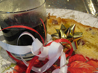 bicchiere con vin brulé per il dopo cena di Natale