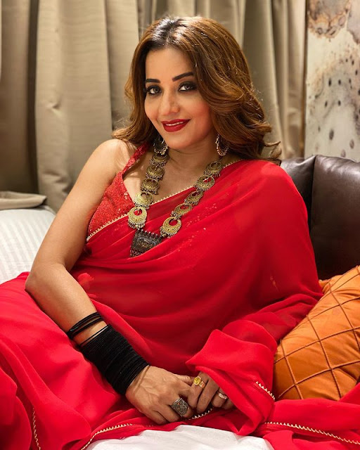 Unveiling Mona Lisa's New Look: Red Blouse and Saree