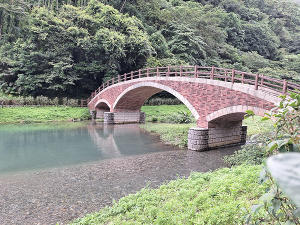 花蓮光復吉利潭山中秘境，拱橋、戲水道、生態浮島，踏青好去處