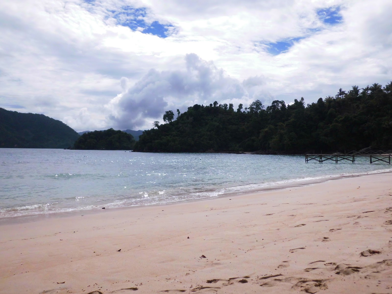 Muke Lu Jauh . Blogspot: PANTAI KARANGGONGSO, SURGA YANG 