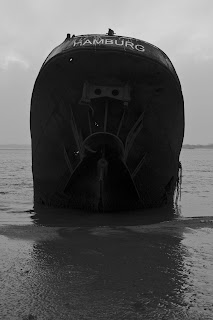 Gestrand schip op strand Blankenese