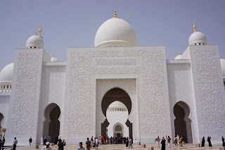 image of the entrance to the Sheikh Zayed Mosque in Abu Dhabi.