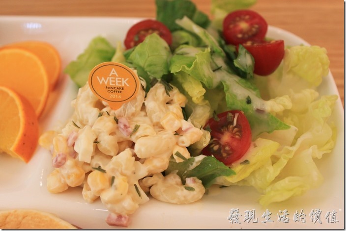 台南-A Week-Pacake-Coffee早午餐。【早安，A WEEK】的沙拉旁還有空心義大利麵煮熟後冰鎮再與火腿混合著玉米粒佐以沙拉醬的冷盤點心，讓人吃得到廚師的用心。