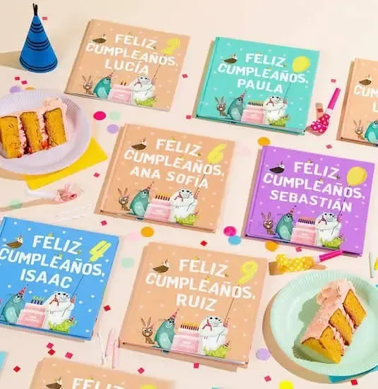 Varias tarjetas de cumpleaños en la mesa