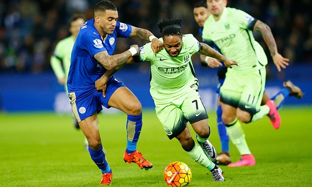 Sterling Manchester City, à la lutte avec un joueur de Leicester