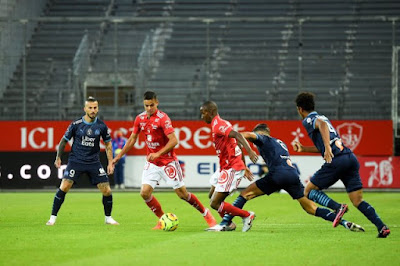 مارسيليا يحقق انتصاره الأول في الدوري الفرنسي على ستاد بريست 3-2