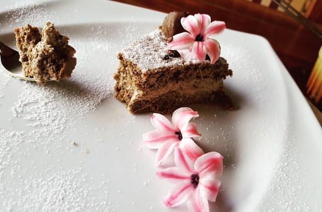 Orehova tortica brez glutena in laktoze z malo OH in bogata z vlakninami