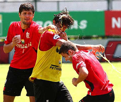 Rodrigo Arroz leva ovada por seu aniversário em treino do Flamengo