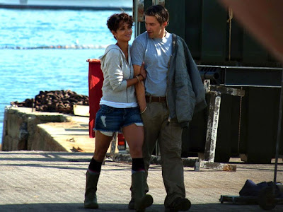 Halle Berry and Olivier Martinez caught to kiss each other pictures