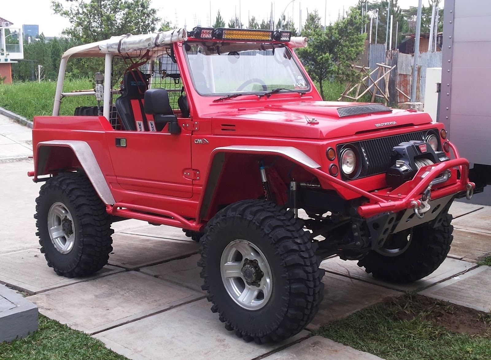 Modifikasi Mobil Kijang Super Offroad Jeep Dan Jadi Hummer Modifikasi Mobil Kijang Super Offroad Jeep Dan Jadi Hummer