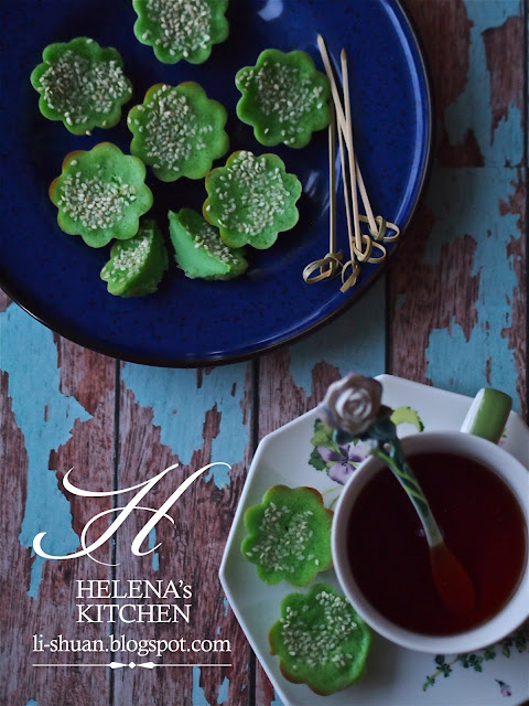 Helena's Kitchen: Kuih Bakar Pandan (烤香兰小糕点）