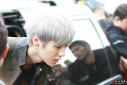 Hurmmm nmpk tu pakcik luhan.Bila je dgr Luhan colour rambut dia kelabu ingat .