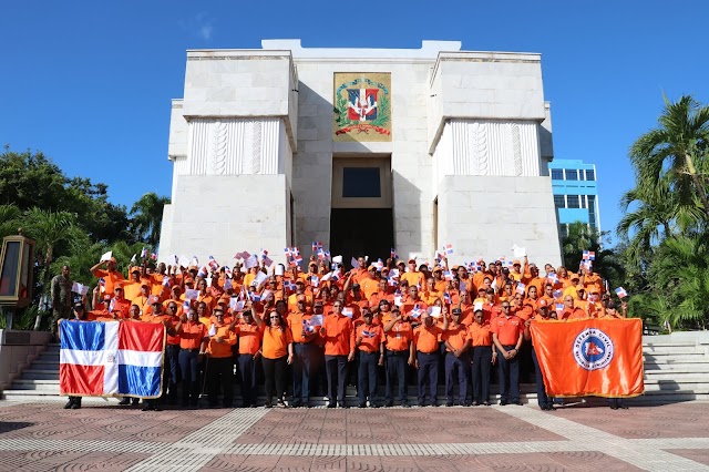 DEFENSA CIVIL DEPOSITA OFRENDA FLORAL EN HONOR A LOS PADRES DE LA PATRIA