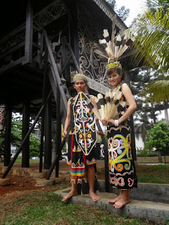 34 Pakaian Adat Tradisional Seluruh Indonesia, Gambar dan Penjelasan