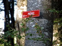 Kažipot ob parkirišču